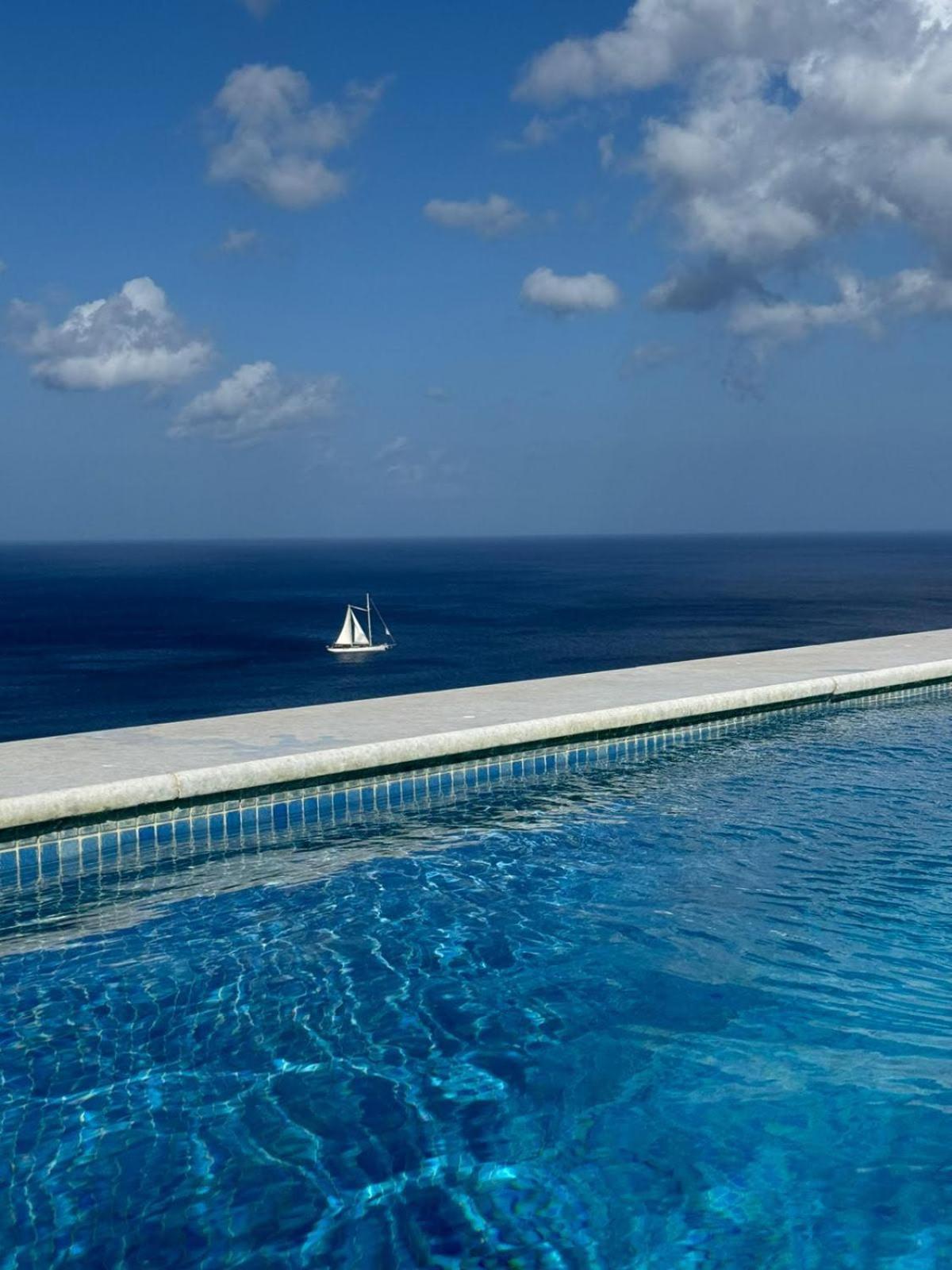 Topos Exclusive Santorini 이메로비글리 외부 사진